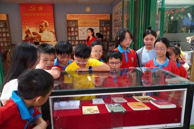 Book display «Tổ quốc Việt Nam - Rạng rỡ và tự hào»
