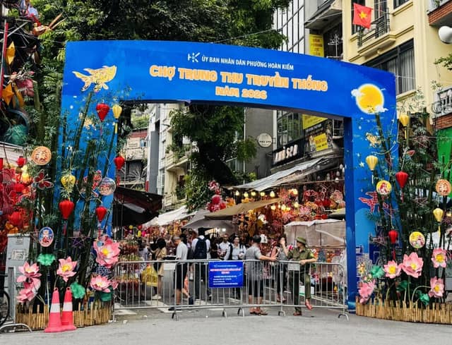 Chợ Trung thu truyền thống phố cổ năm 2026