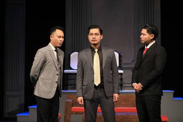 Play «Ông Không Phải Là Bố Tôi» (You Are Not My Father)