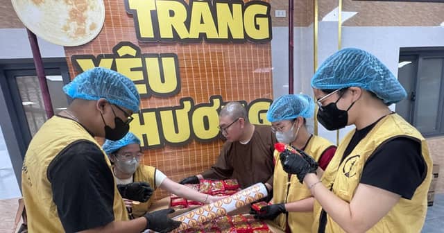 Вечер середины осени «Trăng yêu thương» («Луна любви»)