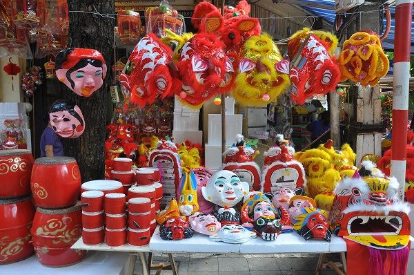 Sạp bán mặt nạ, đầu lân và trống