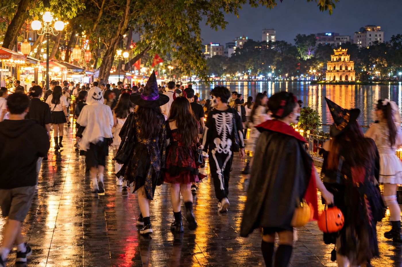 Đám đông hóa trang Halloween dạo bên hồ buổi tối