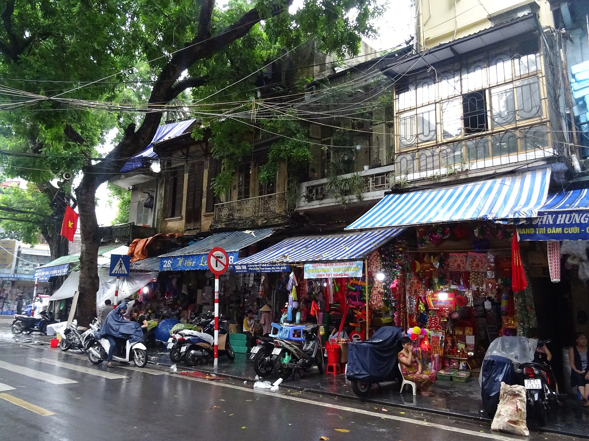 Phố Hàng Mã Hà Nội rực rỡ đèn lồng